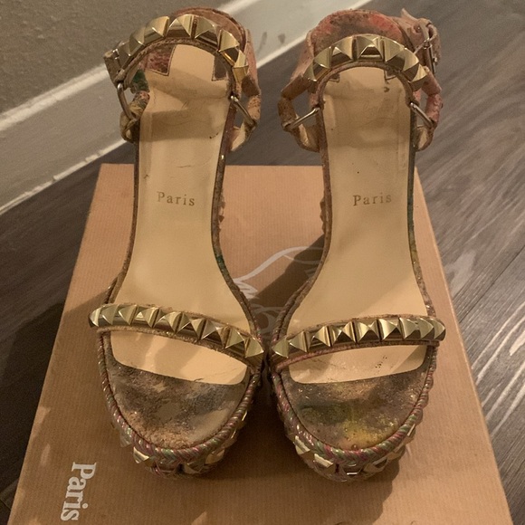 Authentic Louboutin Cork Bloom Print Cataclou Studded Wedge Sandals in Light Gol - Picture 4 of 17